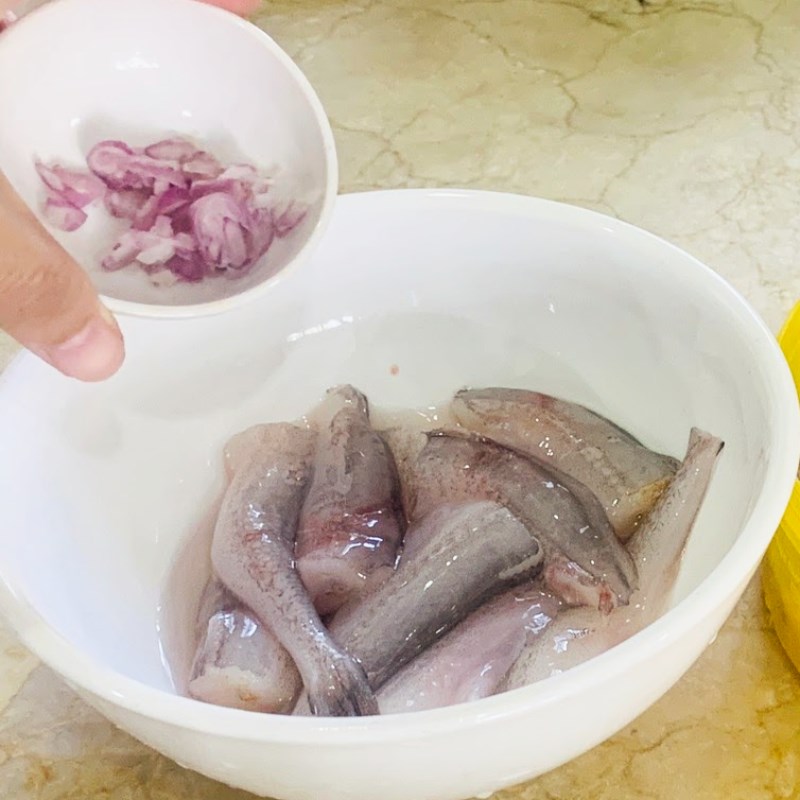 Step 1 Prepare and marinate the fish for Fish Soup with Water Spinach