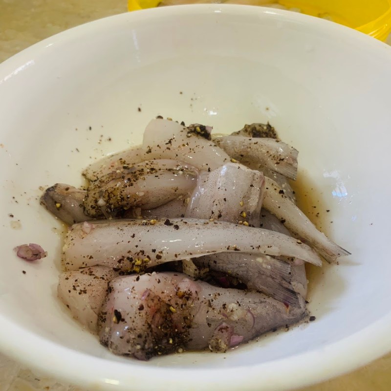 Step 1 Prepare and marinate the fish for Fish Soup with Water Spinach