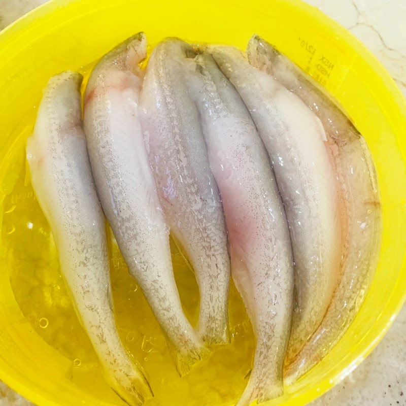 Step 1 Prepare and marinate the fish for Fish Soup with Water Spinach