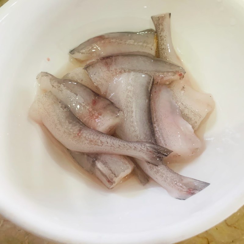 Step 1 Prepare and marinate the fish for Fish Soup with Water Spinach