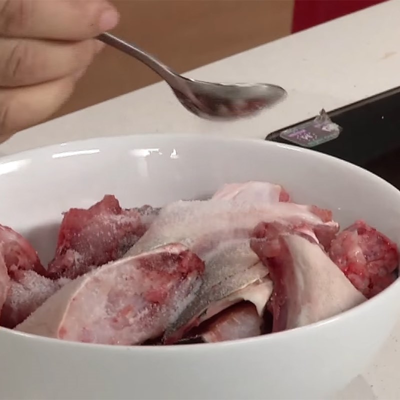 Step 2 Prepare and marinate the barramundi head Barramundi hotpot with water spinach