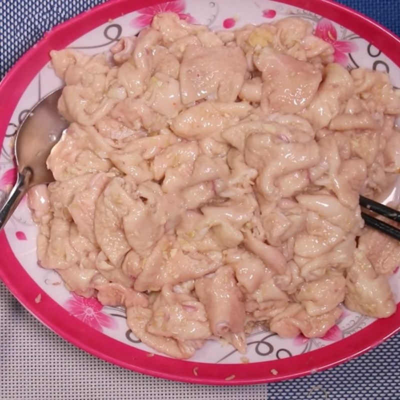 Step 2 Prepare and marinate pork intestines Stir-fried pork intestines with lemongrass and chili