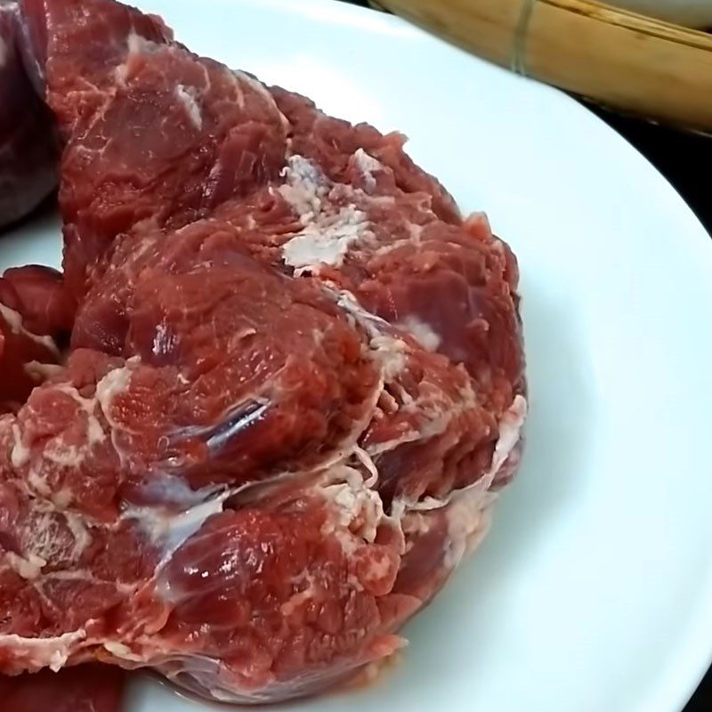 Step 1 Prepare and Marinate the Beef Stir-Fried Beef with Asparagus and Bell Peppers