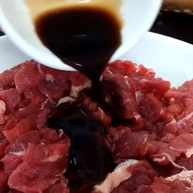Step 1 Prepare and Marinate the Beef Stir-Fried Beef with Asparagus and Bell Peppers