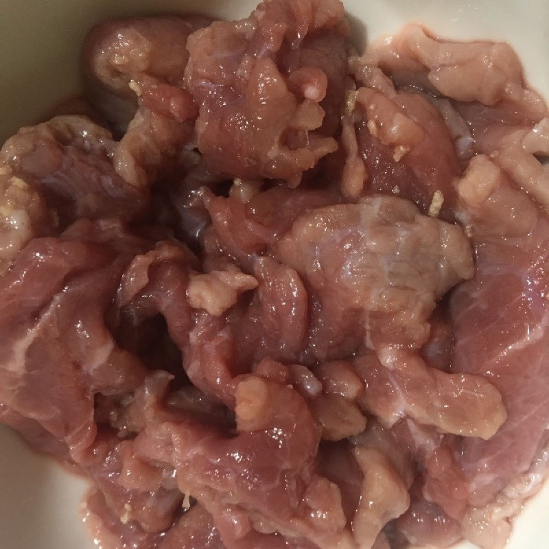 Step 1 Prepare and marinate the beef for stir-fried eggplant
