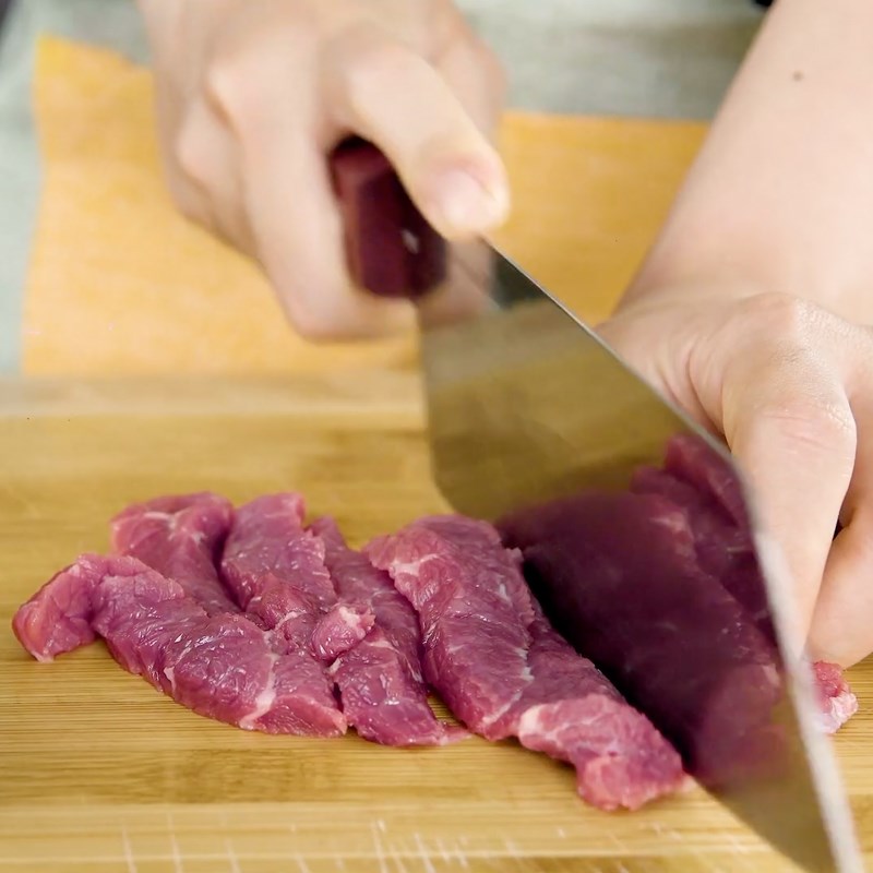 Step 1 Prepare and marinate the beef for colorfully stir-fried Korean vermicelli