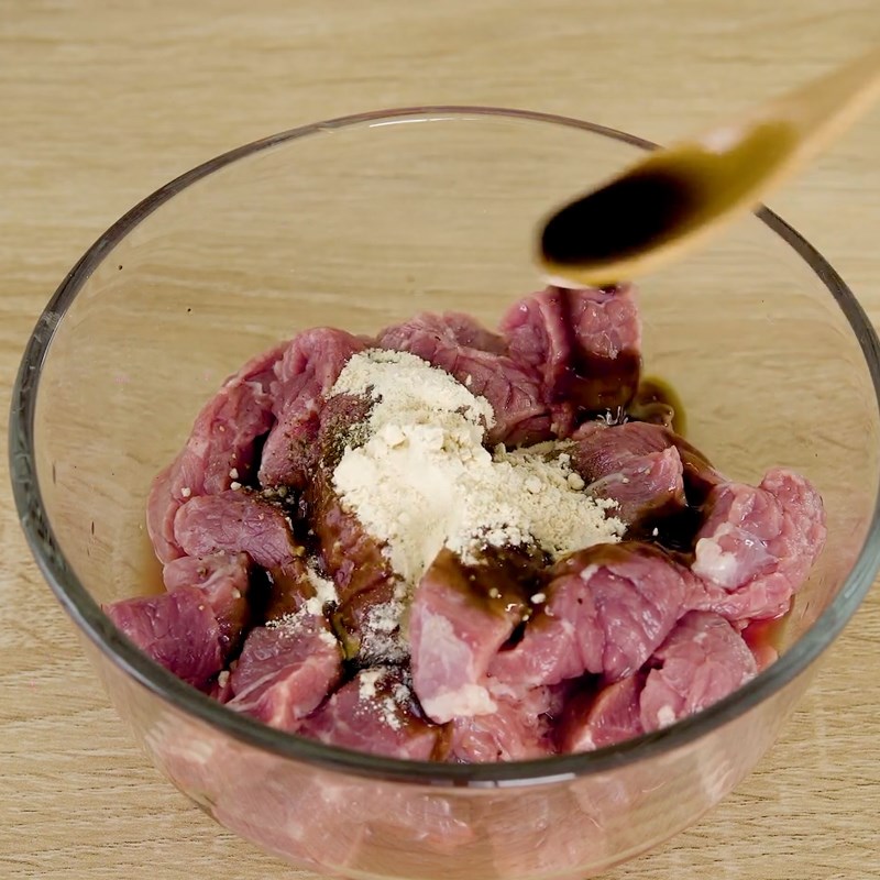Step 1 Prepare and marinate the beef for colorfully stir-fried Korean vermicelli