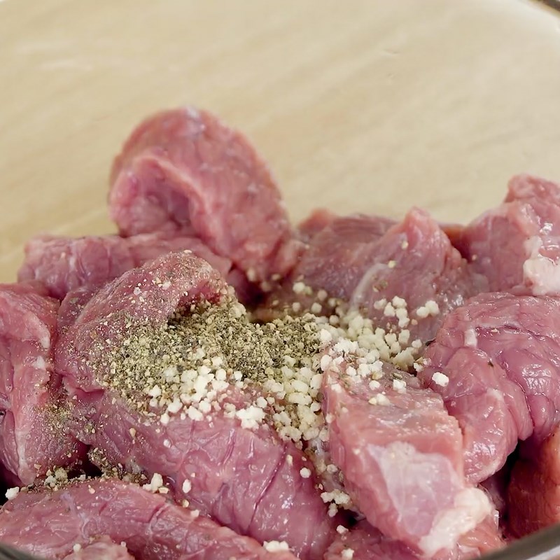 Step 1 Prepare and marinate the beef for colorfully stir-fried Korean vermicelli