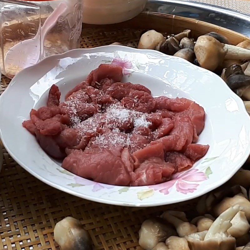 Step 2 Pre-processing and marinating beef Stir-fried straw mushrooms with beef