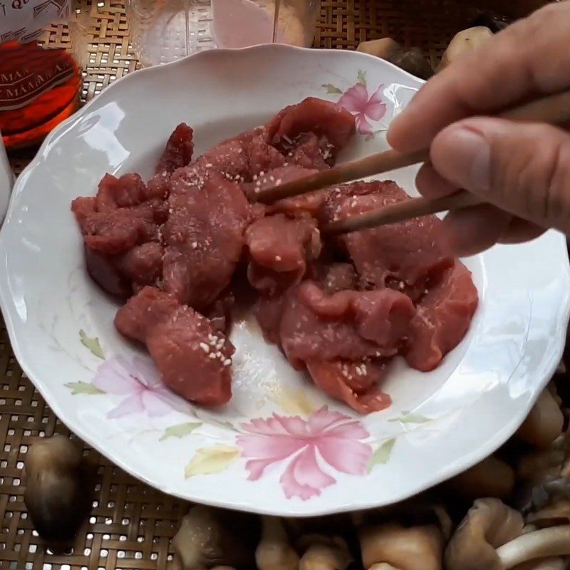 Step 2 Pre-processing and marinating beef Stir-fried straw mushrooms with beef