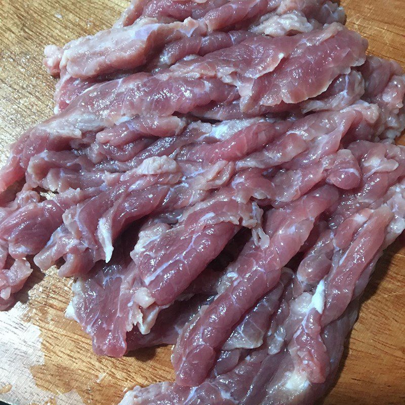 Step 1 Prepare and marinate the beef for Watercress soup with beef (recipe shared by users)