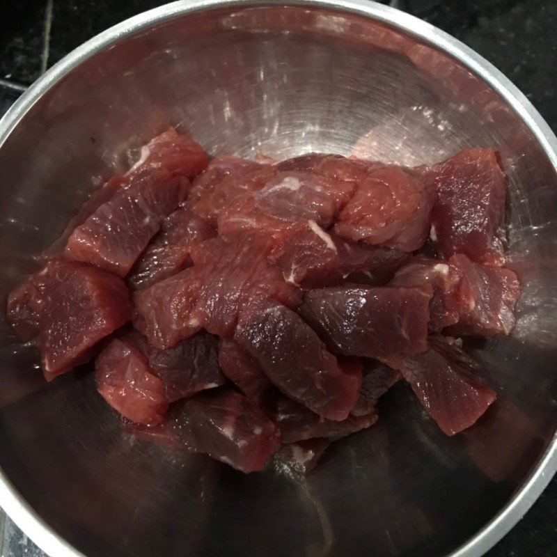 Step 2 Preparation and marinating beef for Italian stir-fried noodles
