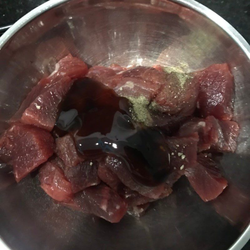 Step 2 Preparation and marinating beef for Italian stir-fried noodles