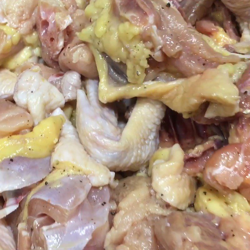 Step 1 Prepare and marinate the chicken for Lemon Leaf Chicken Hot Pot