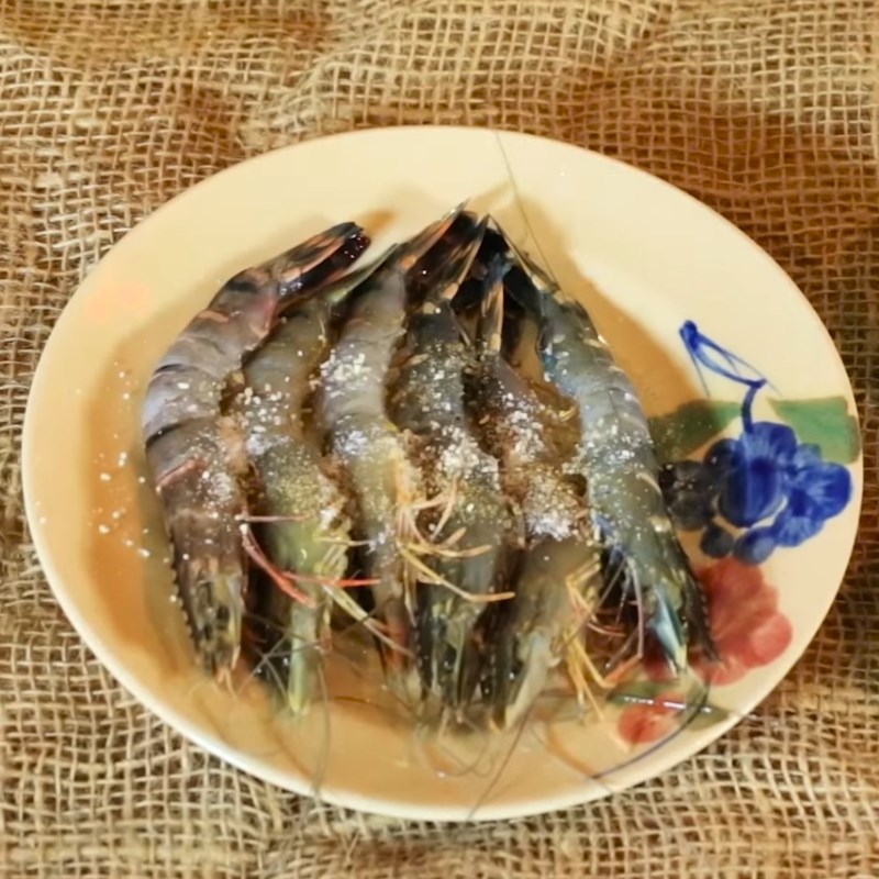 Step 1 Prepare and marinate shrimp Fried golden shrimp