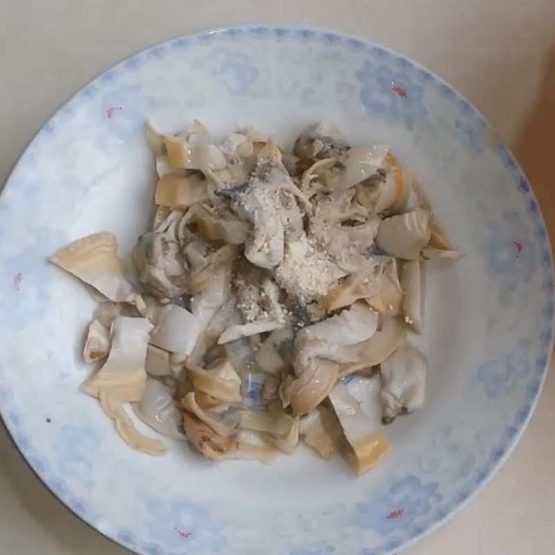 Step 1 Prepare and Marinate Clams for Clam Soup with Bottle Gourd and Malabar Spinach