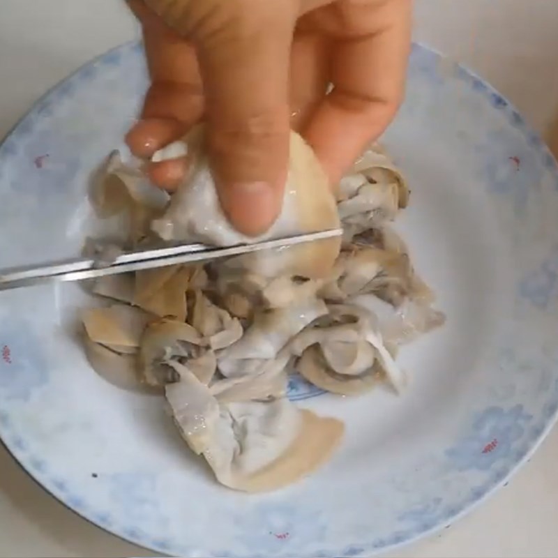 Step 1 Prepare and Marinate Clams for Clam Soup with Bottle Gourd and Malabar Spinach
