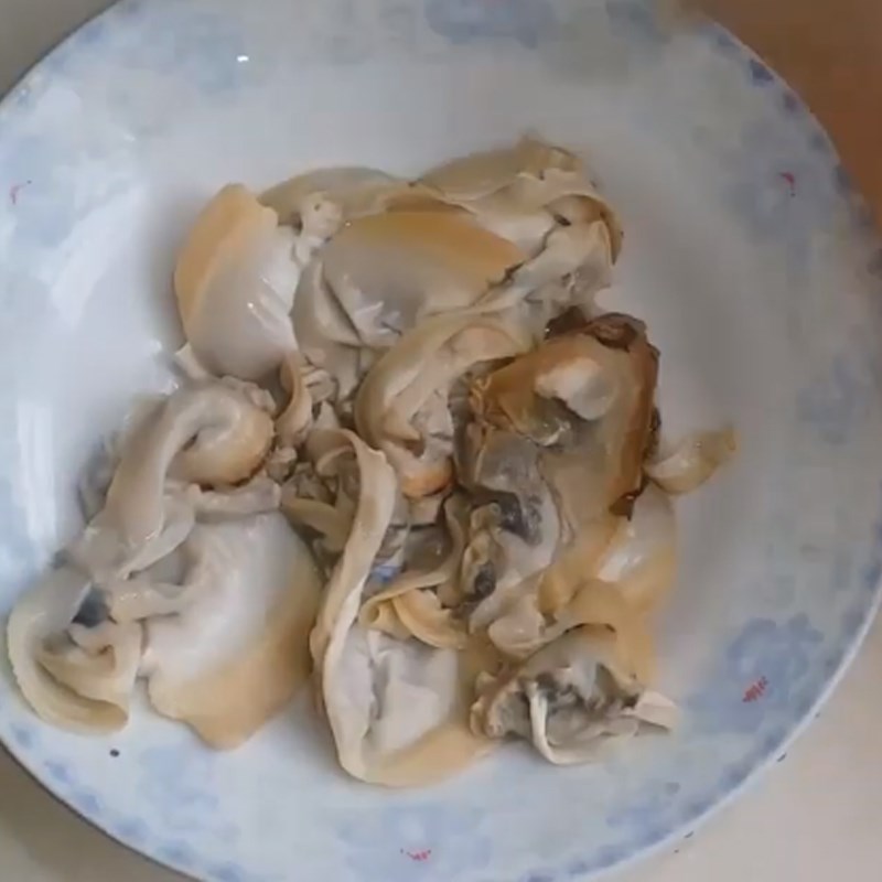 Step 1 Prepare and Marinate Clams for Clam Soup with Bottle Gourd and Malabar Spinach