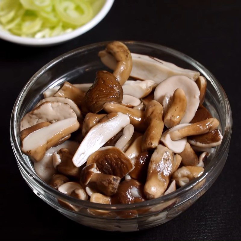 Step 2 Prepare and stir-fry tram mushrooms Tram Mushroom Porridge