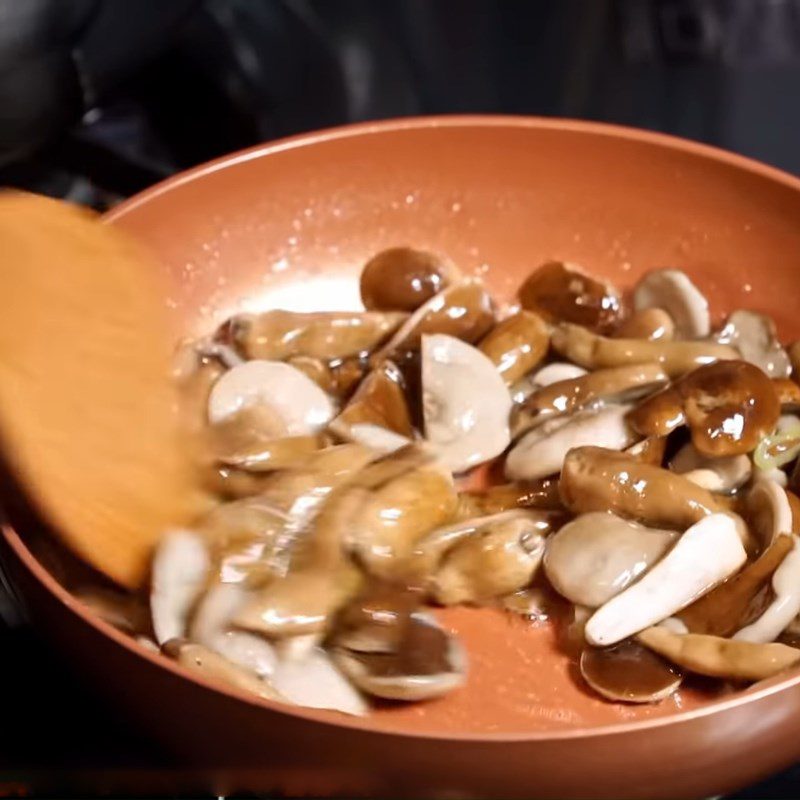 Step 2 Prepare and stir-fry Tram mushrooms Vegetarian Tram mushroom porridge