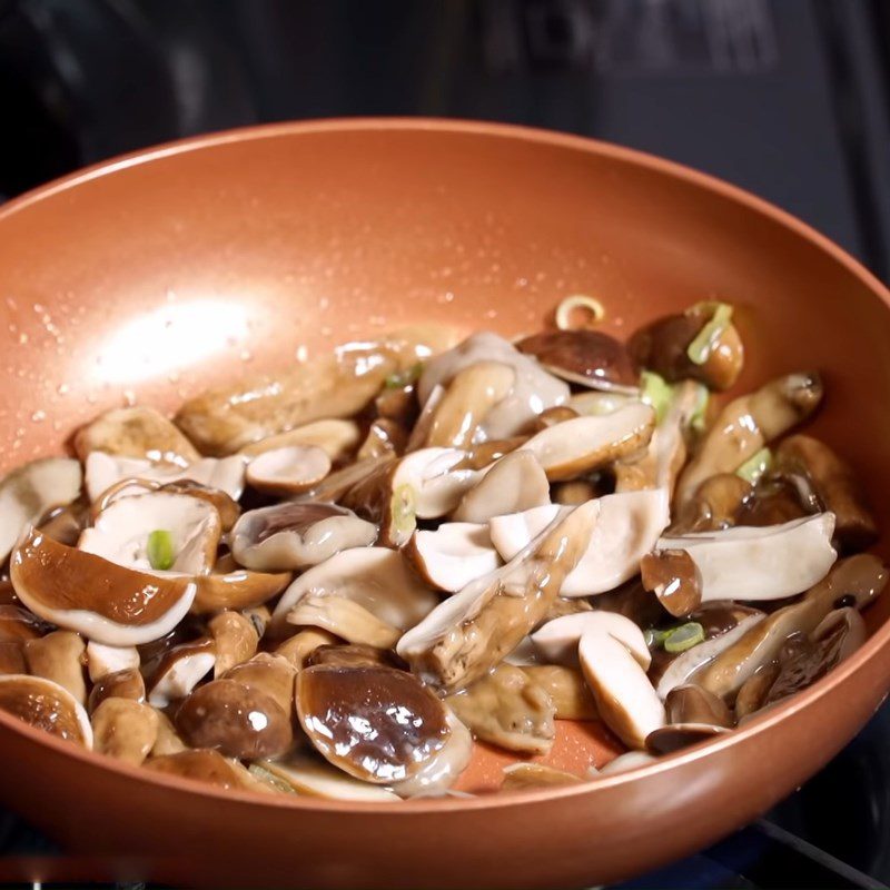 Step 2 Prepare and stir-fry Tram mushrooms Vegetarian Tram mushroom porridge