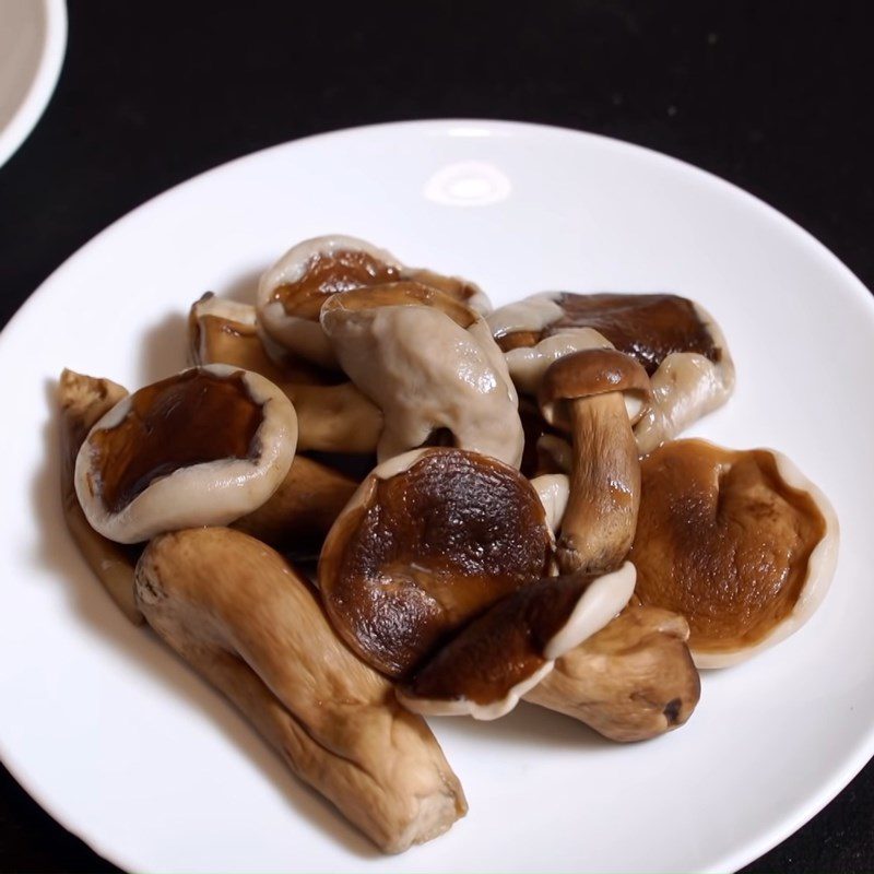 Step 2 Prepare and stir-fry tram mushrooms Tram Mushroom Porridge