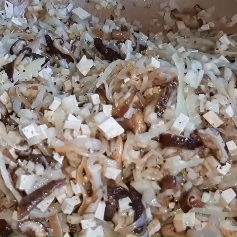 Step 2 Prepare and stir-fry the vegetarian mushroom filling for fried bao