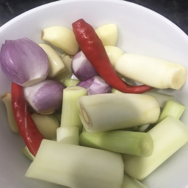 Step 3 Prepare and grind the lemongrass and chili mixture for fermented fish hotpot (recipe shared by users)