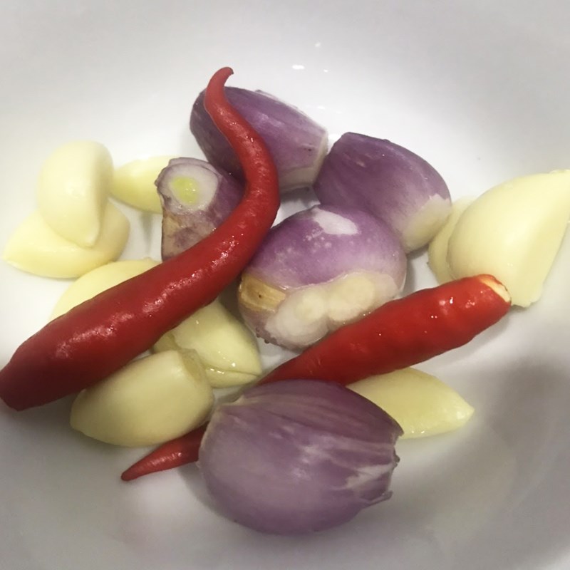 Step 3 Prepare and grind the lemongrass and chili mixture for fermented fish hotpot (recipe shared by users)