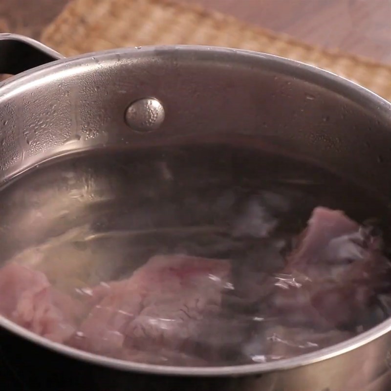 Step 1 Prepare the pork bones for Da Nang mackerel noodle soup