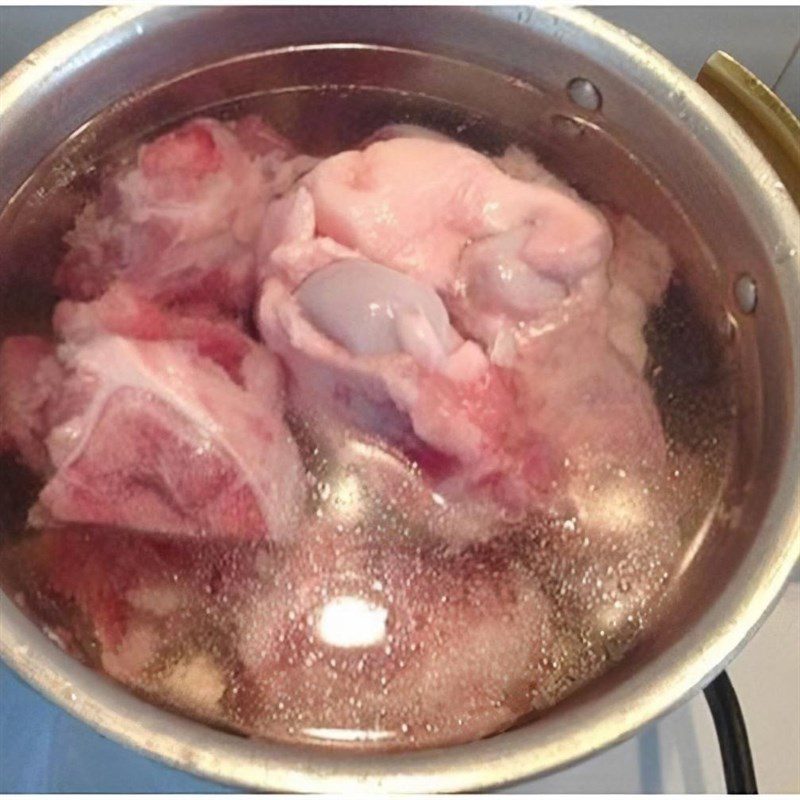 Step 1 Prepare the pork bones and chicken feet Pork Bone and Chicken Feet Noodles