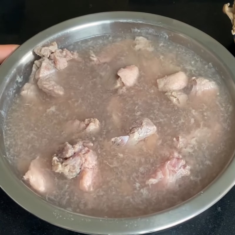 Step 1 Prepare bones and pork ribs for Pork Intestine Noodle Soup