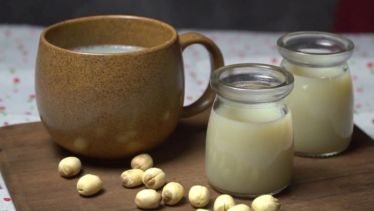 Lotus Seed Milk with Mung Beans for Babies Starting to Eat Solid Foods