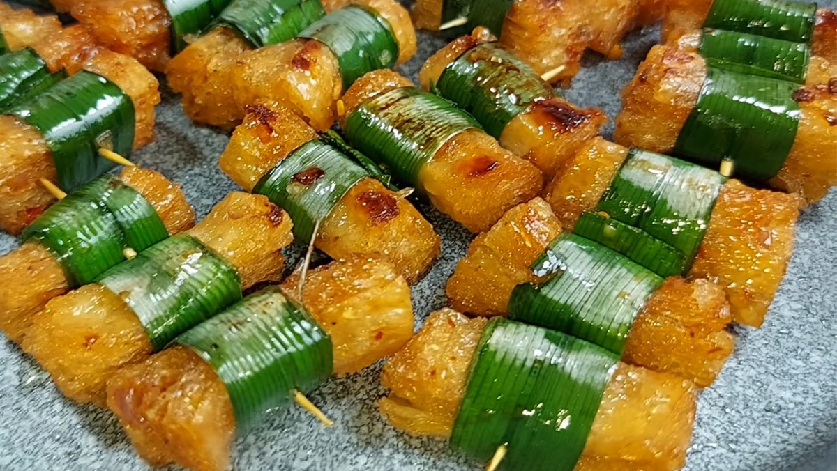 3 Simple and Delicious Ways to Make Grilled Vegetarian Spare Ribs 18 Grilled mock ribs with pandan leaves
