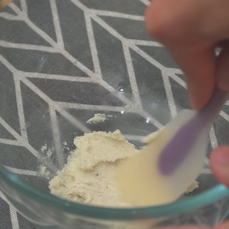 Step 1 Separate cookies, mash the filling Oreo sandwich ice cream