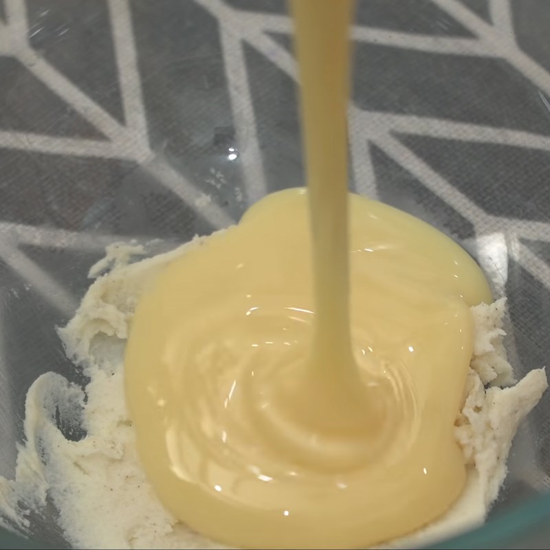Step 1 Separate cookies, mash the filling Oreo sandwich ice cream