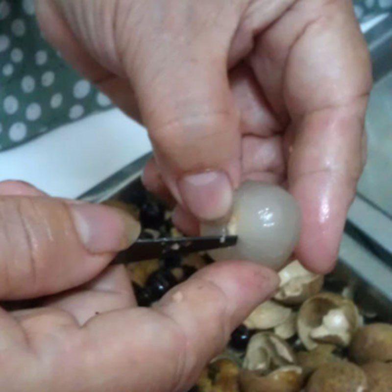 Step 1 Separate the lychee flesh for Lychee Soaked in Sugar