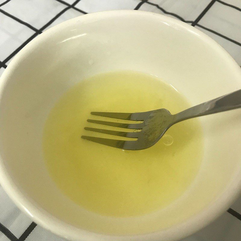 Step 1 Separate and whisk the egg whites for steamed egg whites with fresh milk