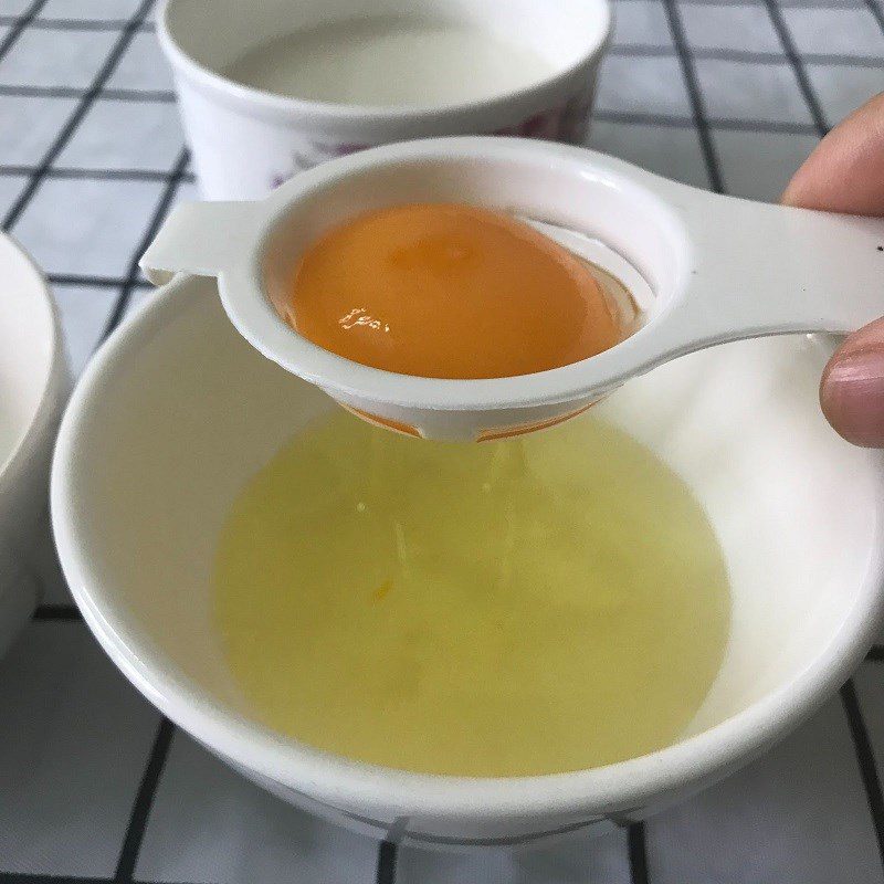 Step 1 Separate and whisk the egg whites for steamed egg whites with fresh milk