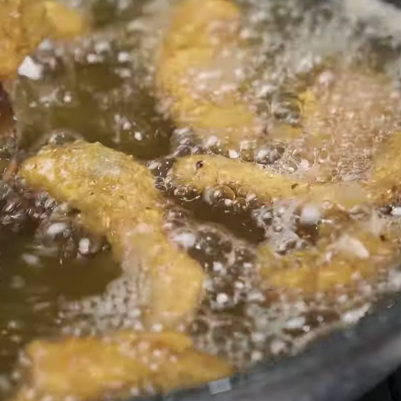 Step 4 Breading and frying the fish Hai Phong fish noodle