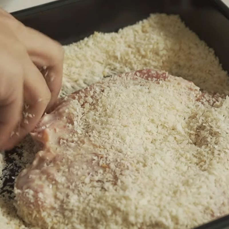 Step 4 Breading and frying chicken Fried chicken sandwich