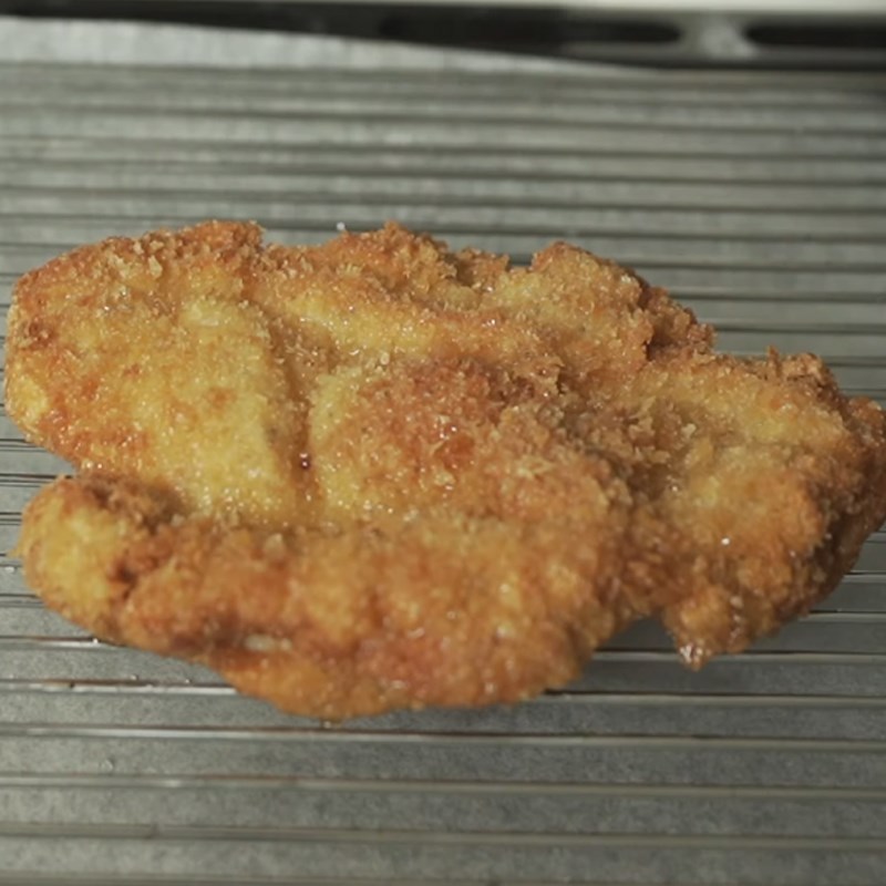 Step 4 Breading and frying chicken Fried chicken sandwich