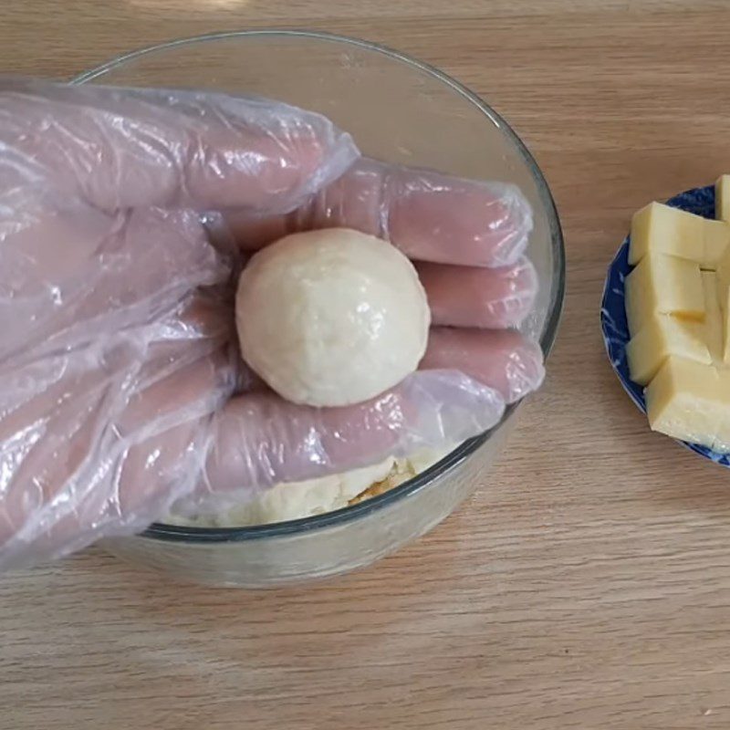 Step 4 Shape the cheese-stuffed potato cake