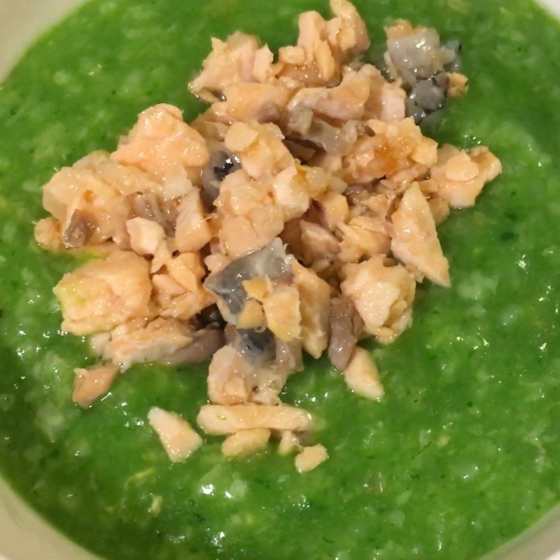 Step 5 Finished product Salmon porridge with spinach