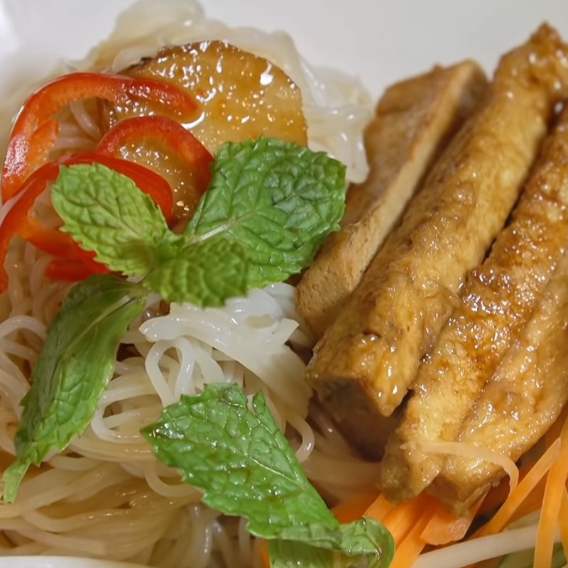Step 4 The final product of Vegetarian Noodles with Tofu
