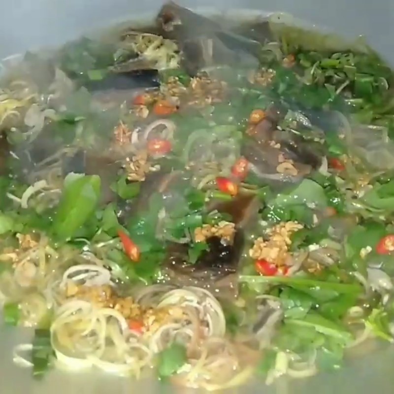 Step 4 Finished product of dried stingray cooked with sour soup and water spinach