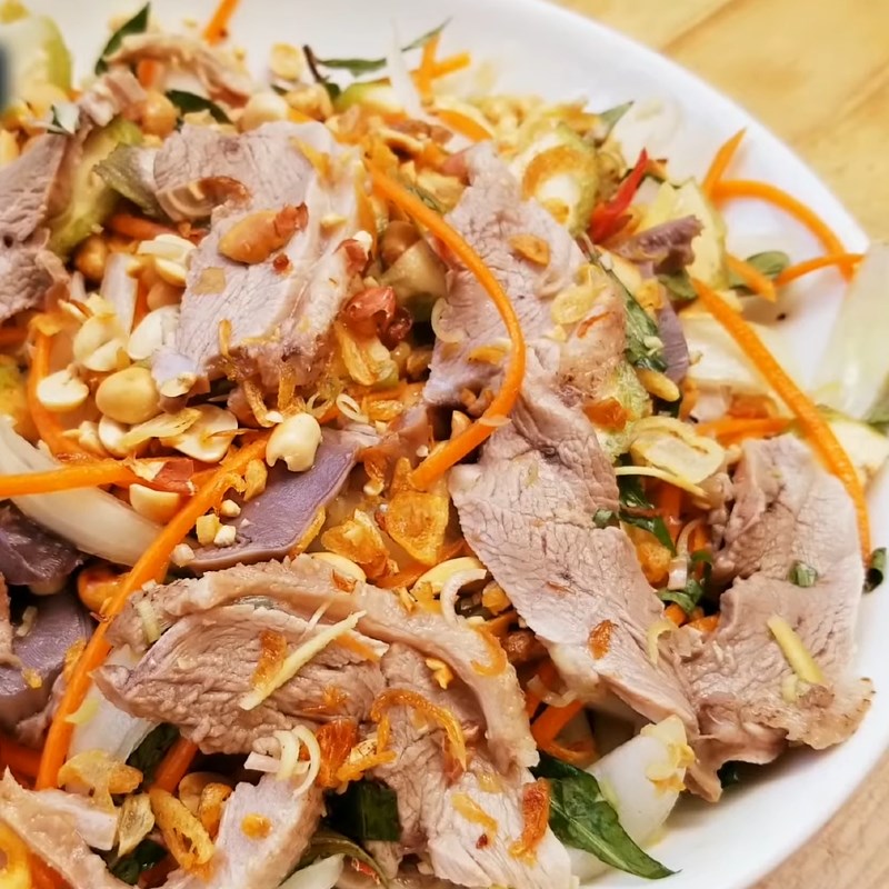 Step 7 Final product Duck salad with Vietnamese coriander and green banana (duck salad with mixed greens)