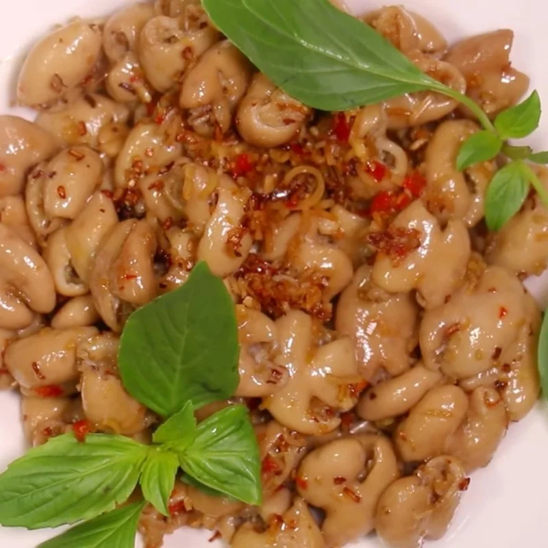 Step 4 Final product Stir-fried pig intestines with lemongrass and chili