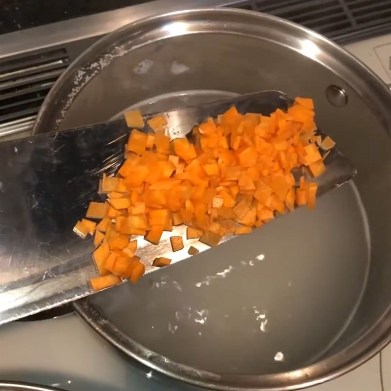 Step 5 Cook porridge Crab porridge with carrot