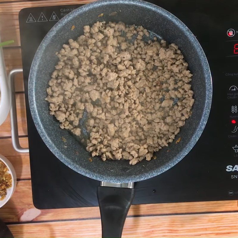Step 5 Sauté minced meat for macaroni with pork leg and minced meat